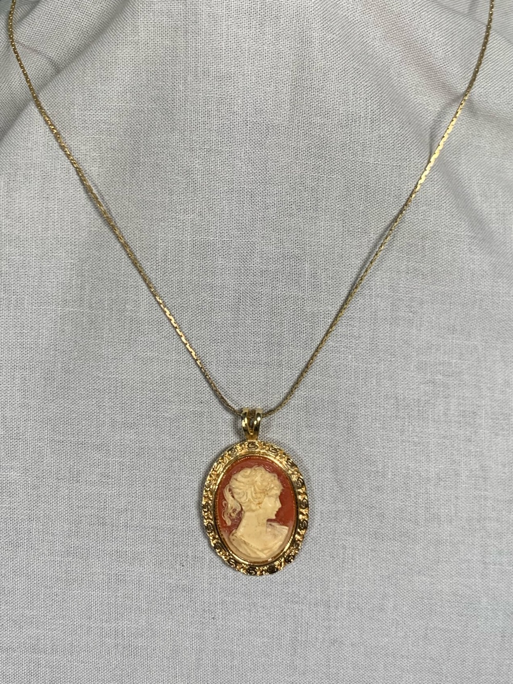 Vintage Merlite Cameo Pendant Necklace Gold Tone 18.5”